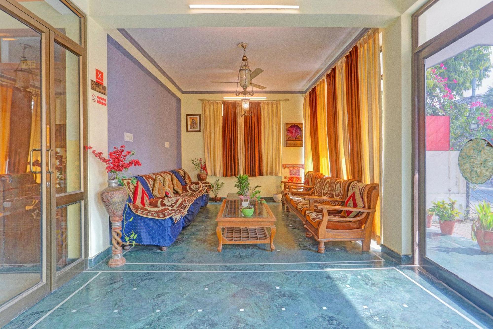 Super Collection O Bani Park Near Collectorate Circle Formerly Anuja Palace Джайпур Екстериор снимка