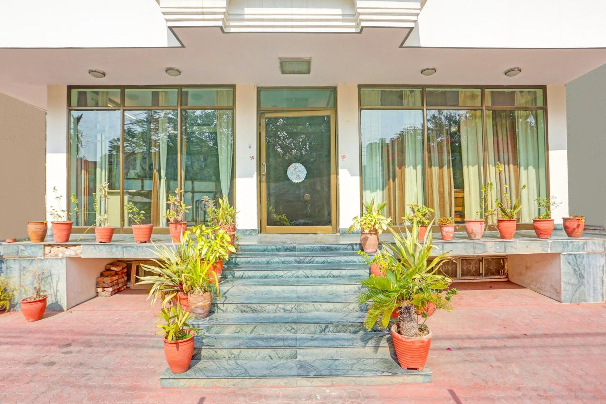 Super Collection O Bani Park Near Collectorate Circle Formerly Anuja Palace Джайпур Екстериор снимка