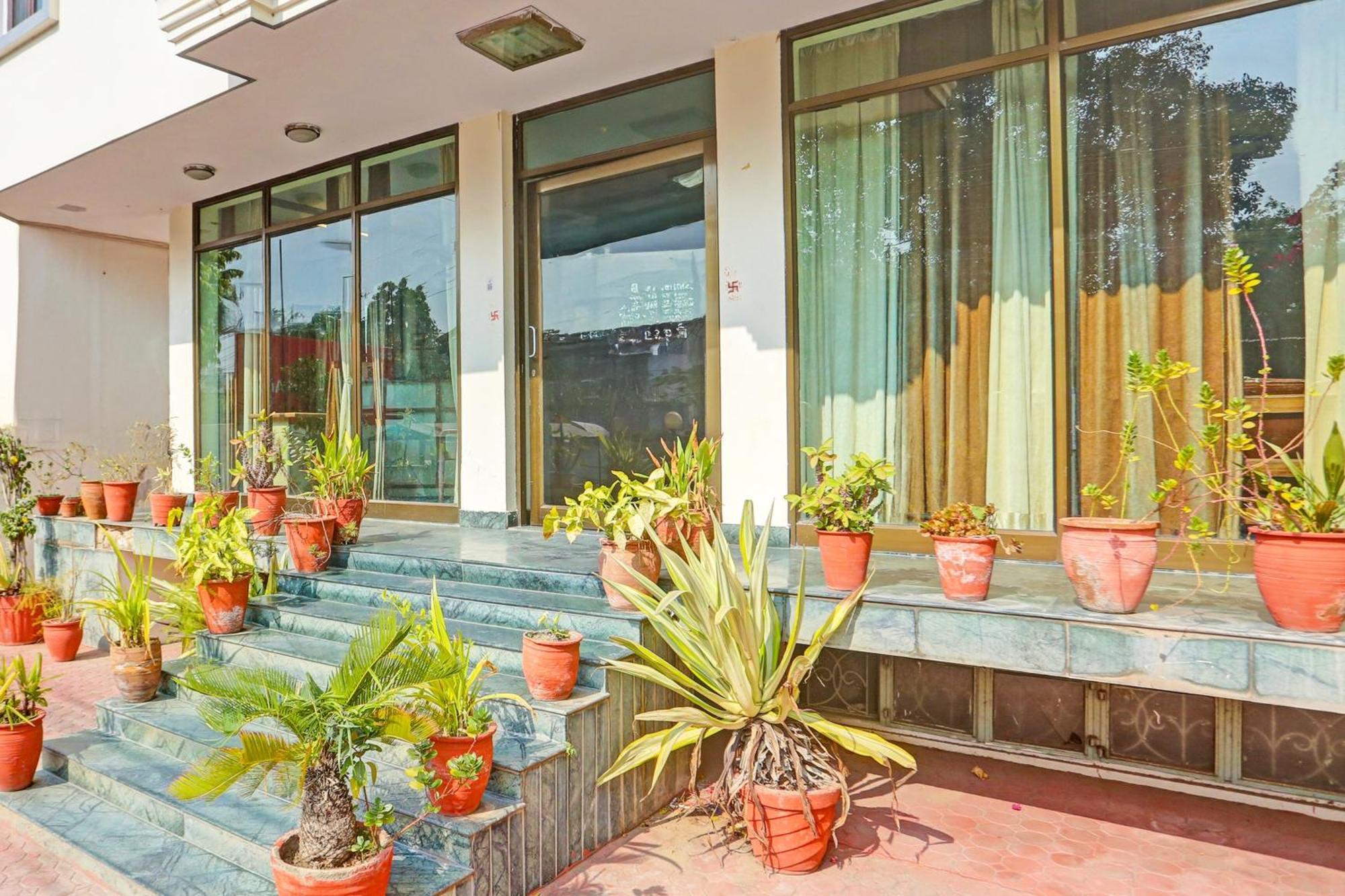 Super Collection O Bani Park Near Collectorate Circle Formerly Anuja Palace Джайпур Екстериор снимка