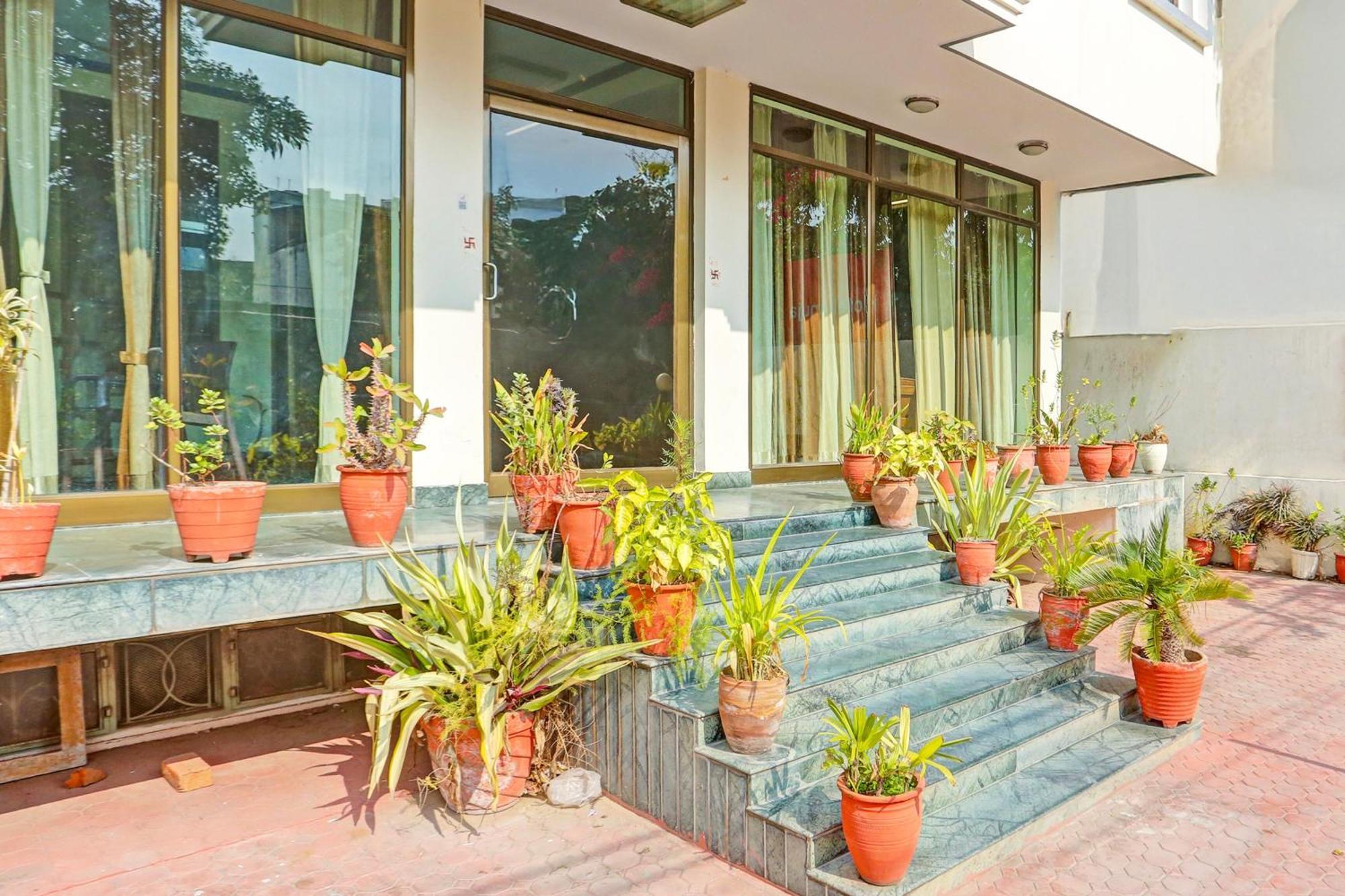 Super Collection O Bani Park Near Collectorate Circle Formerly Anuja Palace Джайпур Екстериор снимка