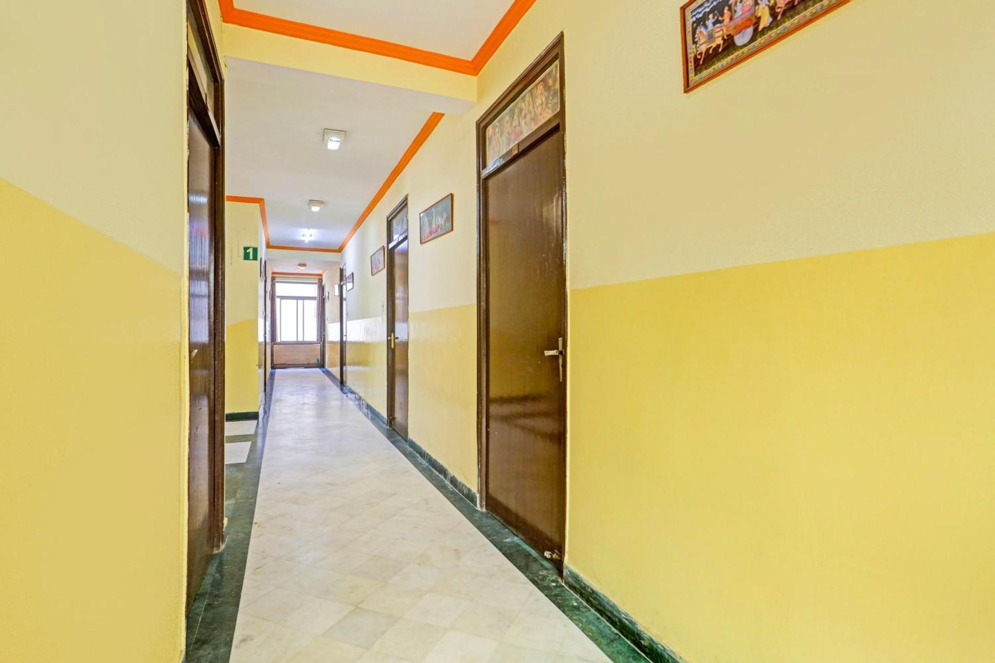 Super Collection O Bani Park Near Collectorate Circle Formerly Anuja Palace Джайпур Екстериор снимка